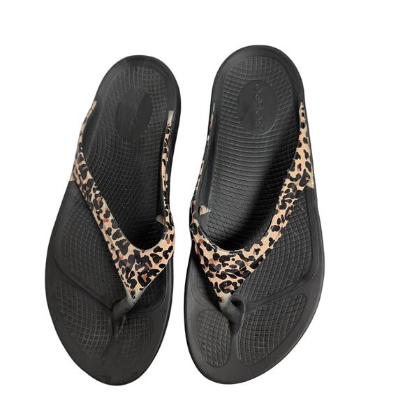 Oofos Oolala Sandals Womens 10 Leopard Recovery Thong Cushion Plantar Fasciitis - Picture 1 of 7